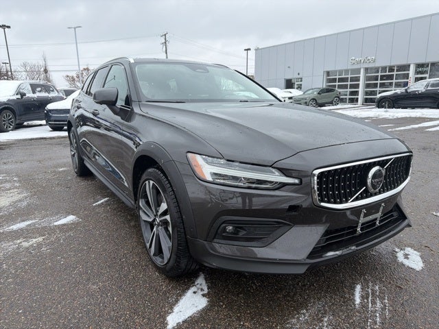 2025 Volvo V60 Cross Country B5 Plus