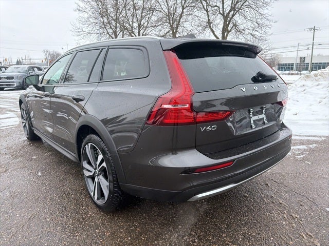 2025 Volvo V60 Cross Country B5 Plus