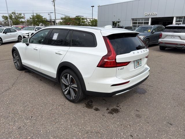 2025 Volvo V60 Cross Country B5 Plus