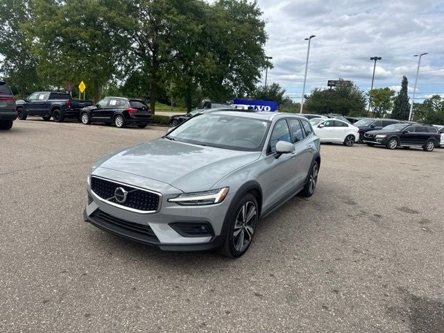 2025 Volvo V60 Cross Country B5 Plus