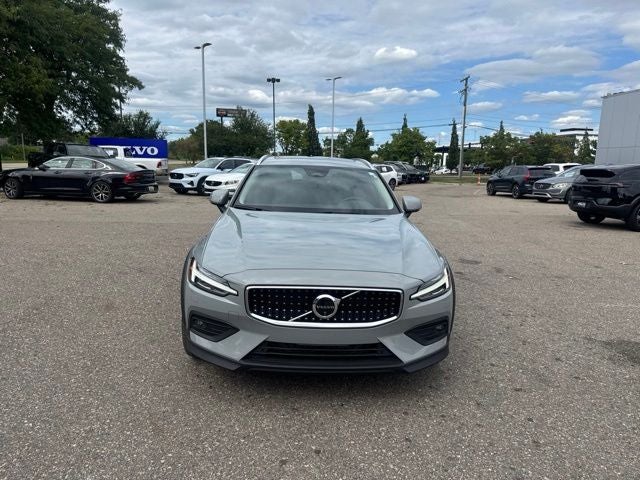 2025 Volvo V60 Cross Country B5 Plus