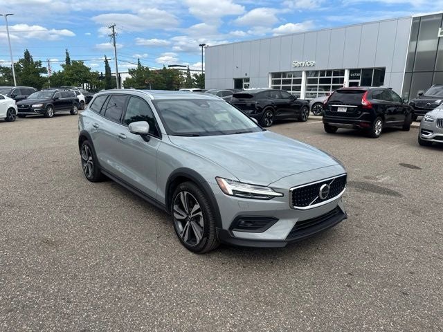 2025 Volvo V60 Cross Country B5 Plus