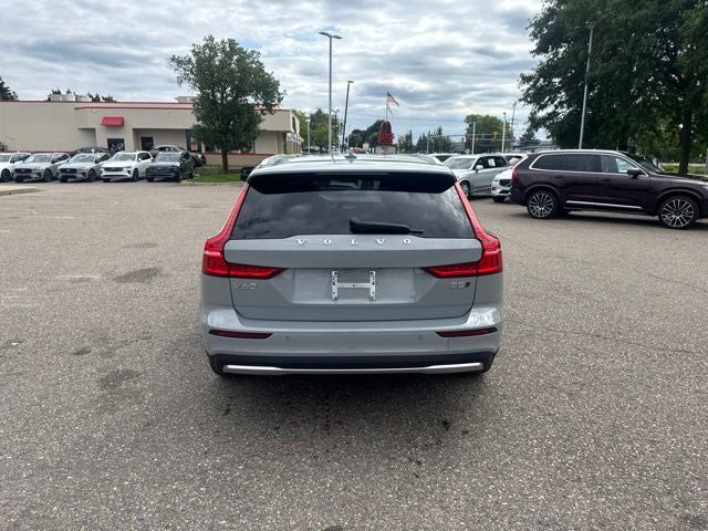 2025 Volvo V60 Cross Country B5 Plus