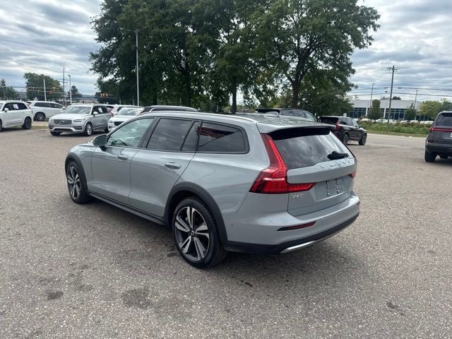 2025 Volvo V60 Cross Country B5 Plus