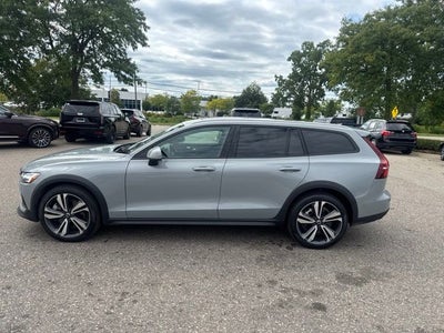 2025 Volvo V60 Cross Country B5 Plus