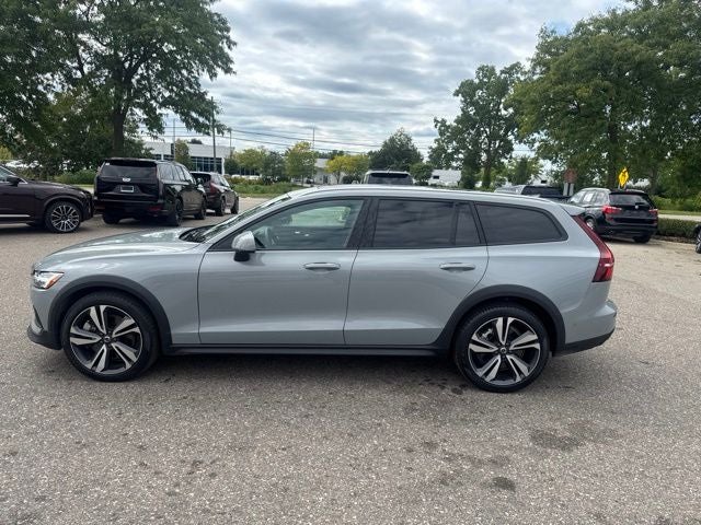 2025 Volvo V60 Cross Country B5 Plus