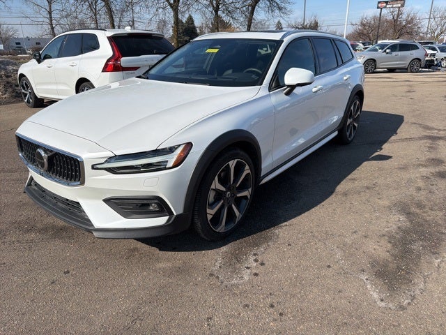 2025 Volvo V60 Cross Country B5 Ultra